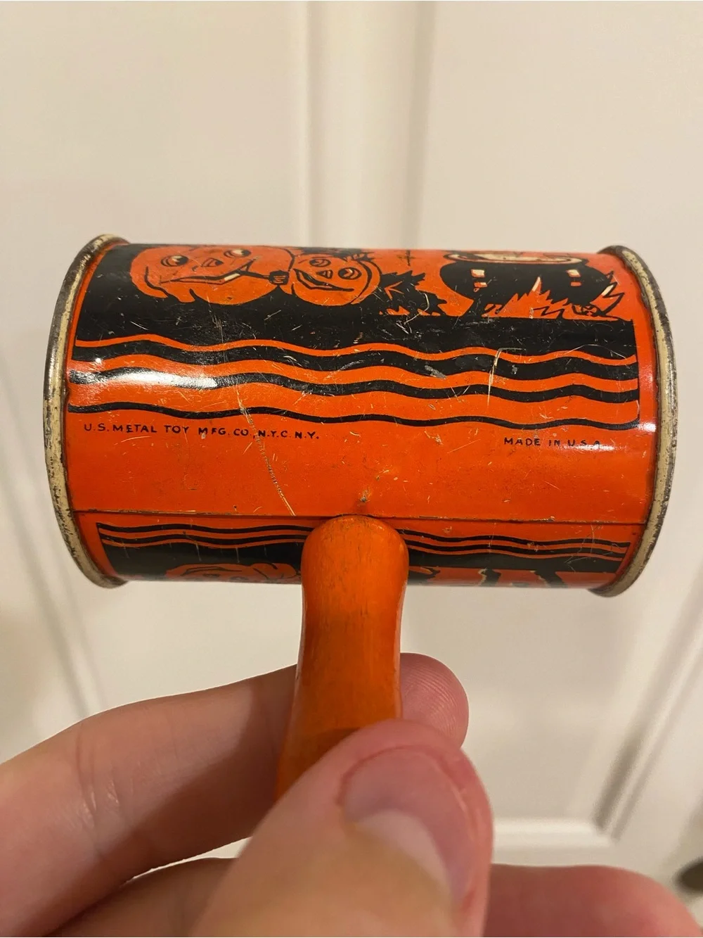 VTG 40s U.S. Metal Toy Mfg Co. Tin Litho Noisemaker Witch Cauldron Jol Halloween